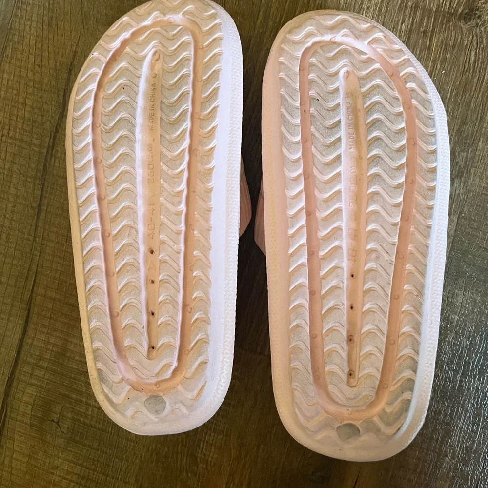 Pink slide sandals. Comfortable and cute. Excellent condition. Size 8.5